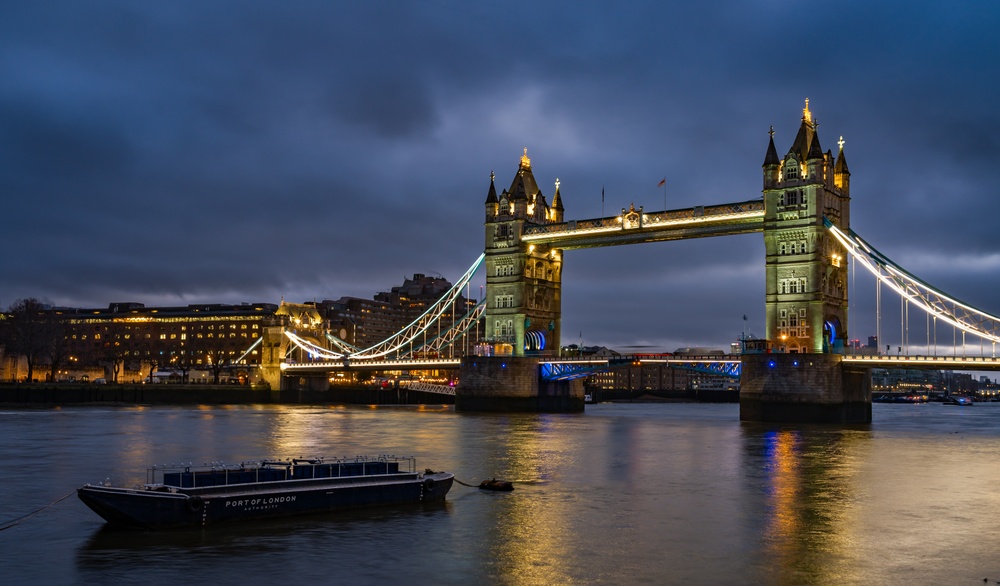 Walking,Around,London,Aand,The,Thames,At,Night